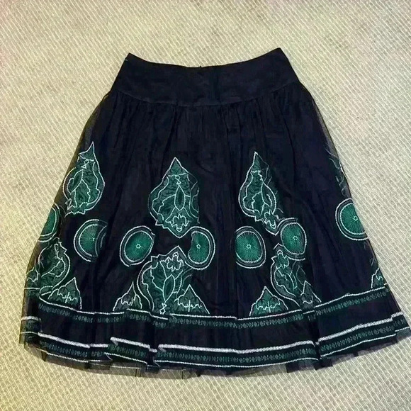 Embroidered boho peasant A-Line green and black gathered waistline size 8 skirt. - Picture 2 of 13